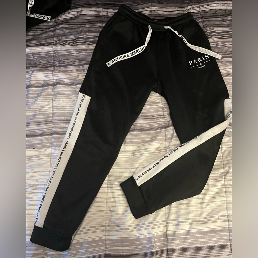 SHEIN Black and White Sweatshirt & Sweatpants Paris Design Outfit - Picture 2 of 4